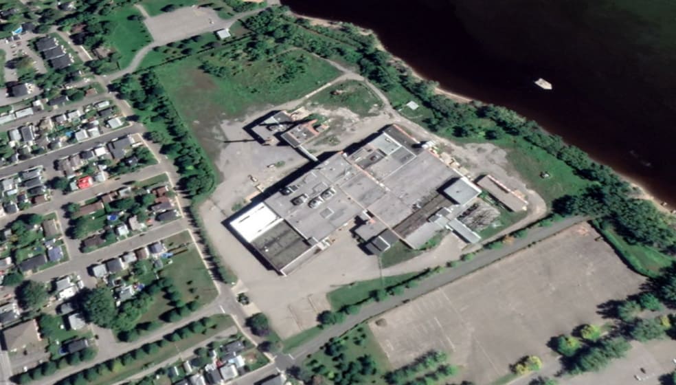 700 Rue Notre-Dame E, Trois-Rivières, QC à louer - Photo du bâtiment - Image 2 de 4