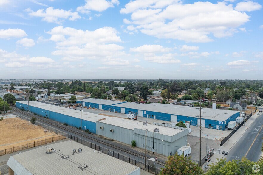 236 S Santa Cruz Ave, Modesto, CA à louer - Aérien - Image 2 de 5