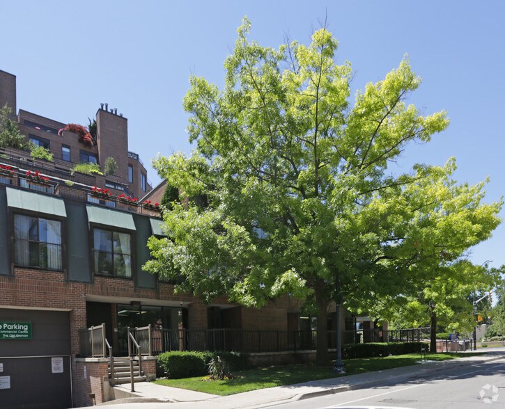 114 Lakeshore Rd E, Oakville, ON à louer - Photo du bâtiment - Image 3 de 3