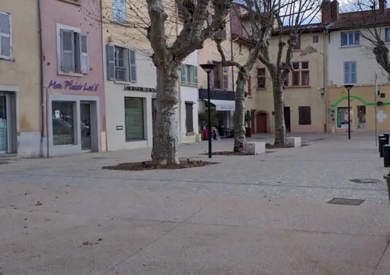 Retail in Brignais for lease Building Photo- Image 1 of 2