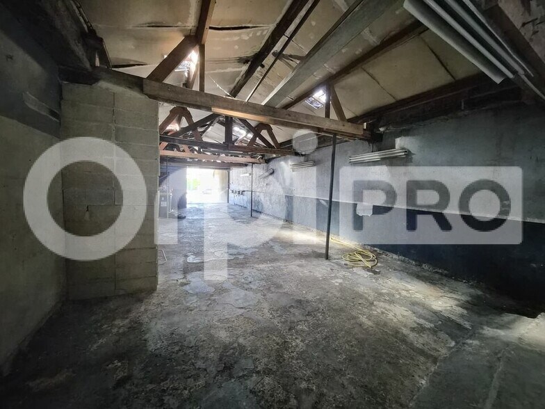Flex in Bétheny for lease - Interior Photo - Image 3 of 3