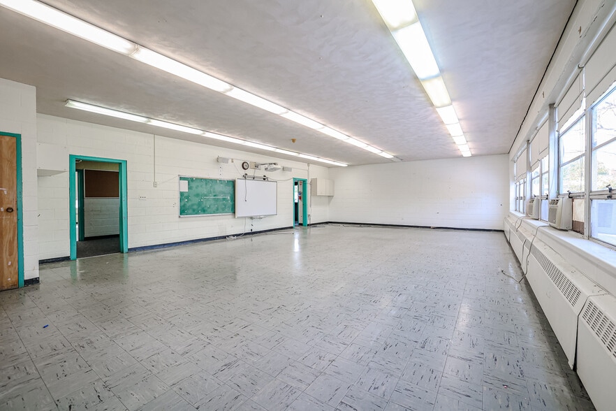 331 George St, West Chicago, IL for lease - Interior Photo - Image 2 of 12