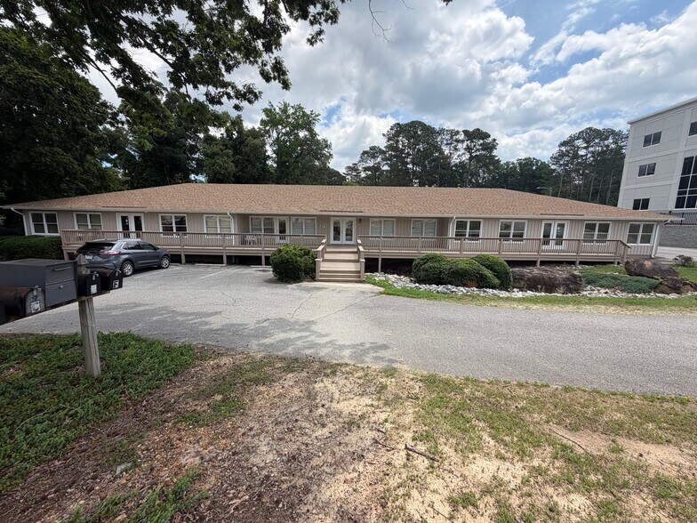 201 N Winstead Ave, Rocky Mount, NC à louer - Photo du bâtiment - Image 2 de 5