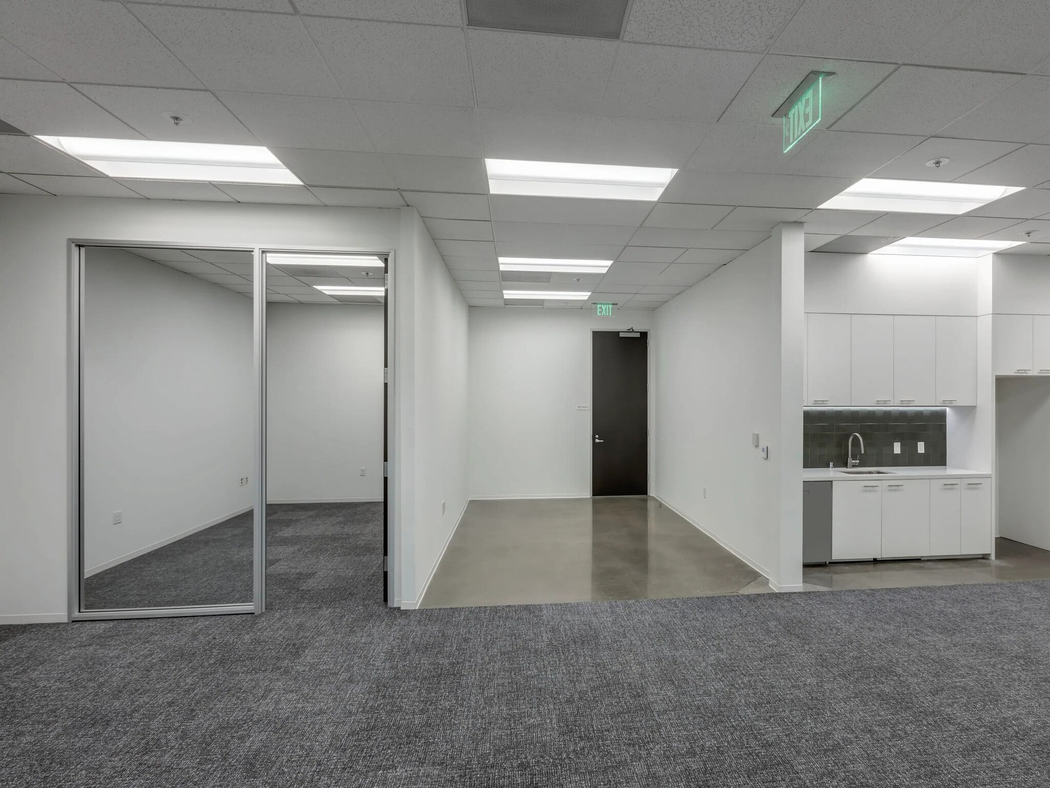 111 Academy Dr, Irvine, CA à louer Photo intérieure- Image 1 de 7