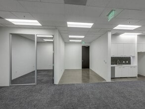111 Academy Dr, Irvine, CA à louer Photo intérieure- Image 1 de 7