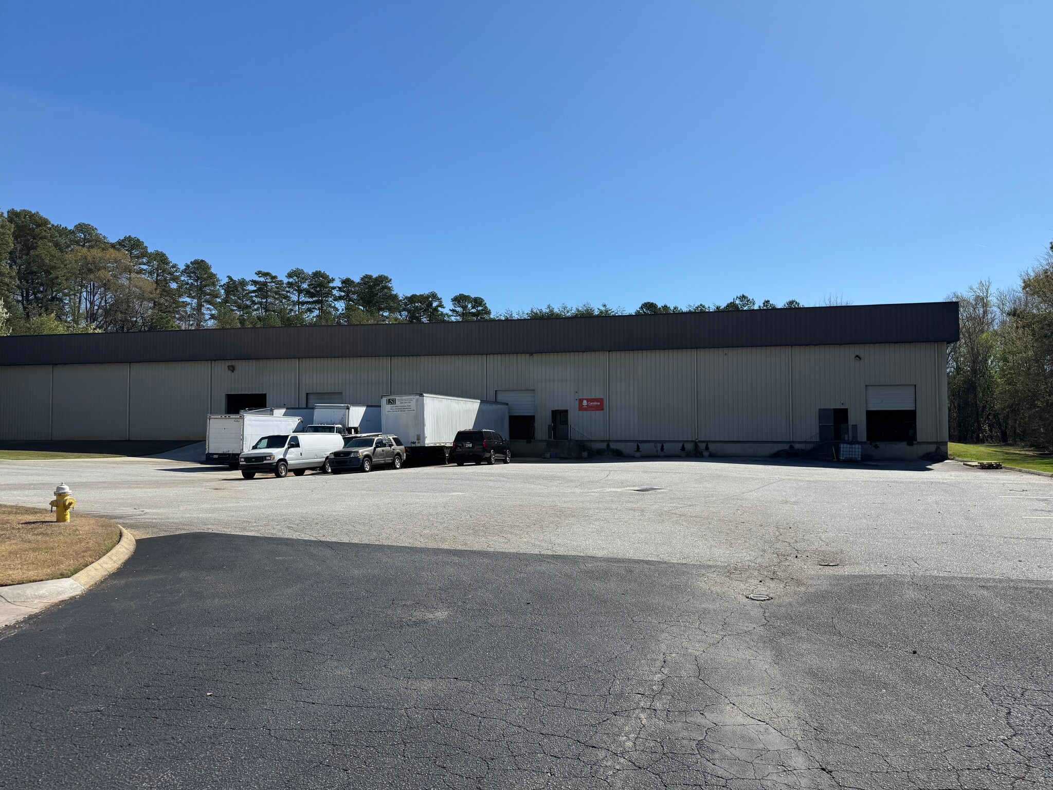 136 Commerce Ctr, Greenville, SC for lease Primary Photo- Image 1 of 9