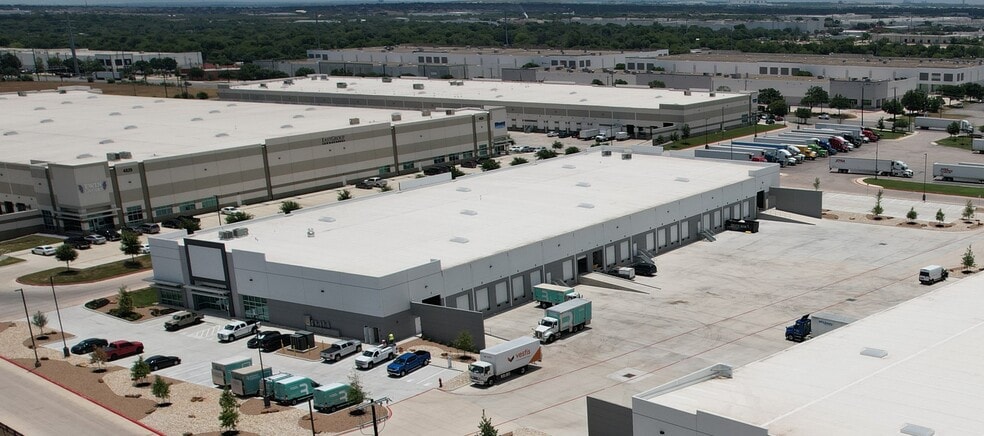 5035 Eisenhauer Rd, San Antonio, TX for lease - Building Photo - Image 2 of 35