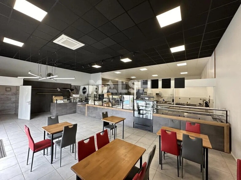 Retail in Auberives-sur-Varèze for lease - Interior Photo - Image 1 of 5
