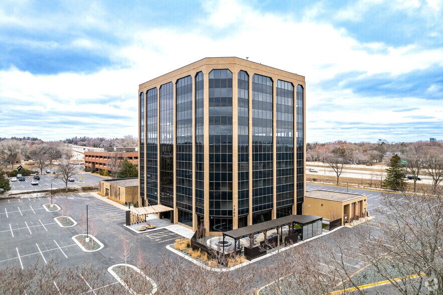 7101 Metro Blvd, Edina, MN à louer - Photo du bâtiment - Image 2 de 26