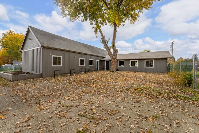 More details for 132 NE Rifle Range St, Roseburg, OR - Multifamily for Sale