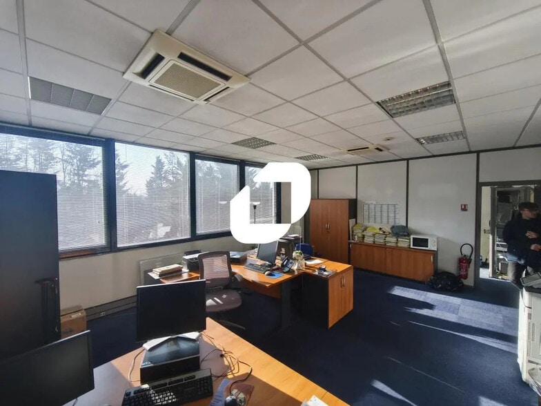 Office in Créteil for lease - Interior Photo - Image 2 of 10