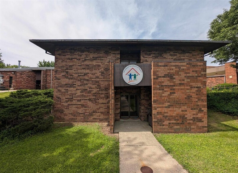 6400 N University St, Peoria, IL for lease - Building Photo - Image 2 of 14