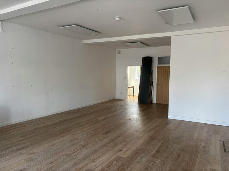 11-13 Station Para, Cookham for lease - Building Photo - Image 3 of 7