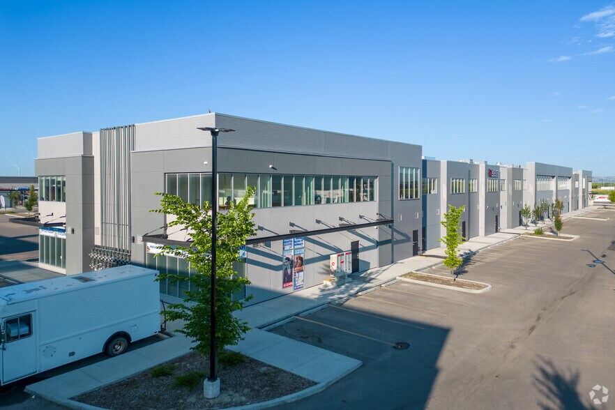 4310 104 Ave NE, Calgary, AB à vendre - Photo du bâtiment - Image 2 de 7