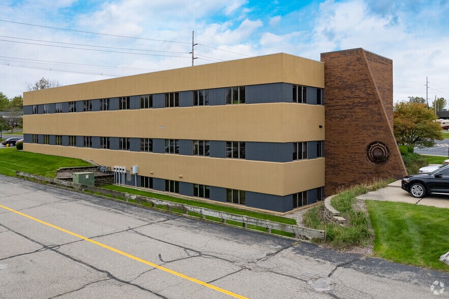 675 E 16th St, Holland, MI à louer - Photo du bâtiment - Image 3 de 8