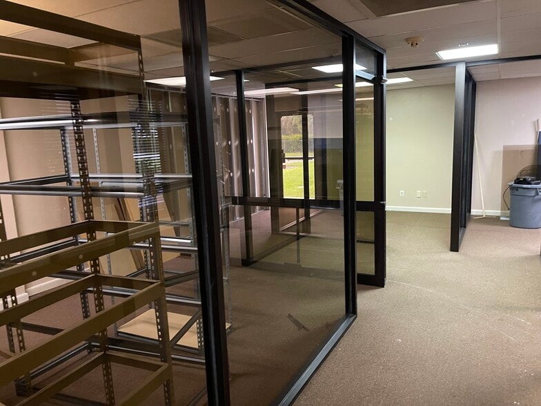 1910 Park Meadows Dr, Fort Myers, FL for lease - Building Photo - Image 3 of 5