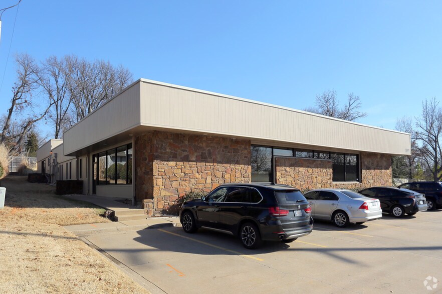 5591 S Lewis Ave, Tulsa, OK à louer - Photo du bâtiment - Image 2 de 4