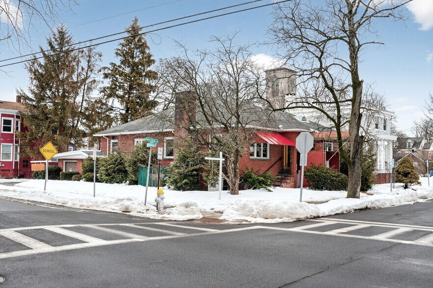 111 Maiden Ln, Kingston, NY à vendre - Photo du bâtiment - Image 2 de 24