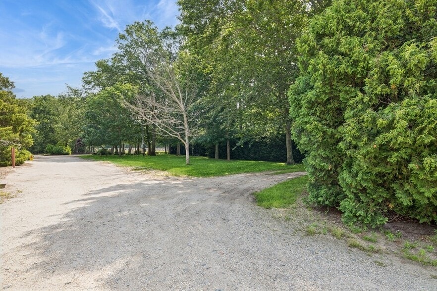 550/538 Herricks ln, Riverhead, NY à louer - Photo du bâtiment - Image 2 de 41