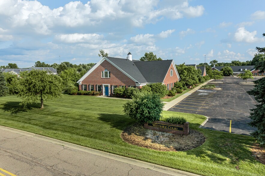 2365 Woodlake Dr, Okemos, MI à louer - Photo du bâtiment - Image 3 de 15