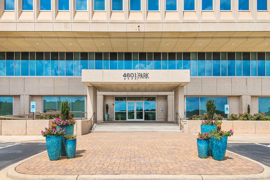 4601 Park Rd, Charlotte, NC à louer - Photo du bâtiment - Image 2 de 11