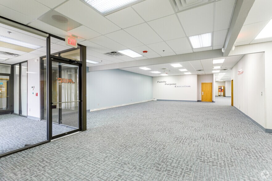 31572 Industrial Rd, Livonia, MI à louer - Photo intérieure - Image 3 de 39