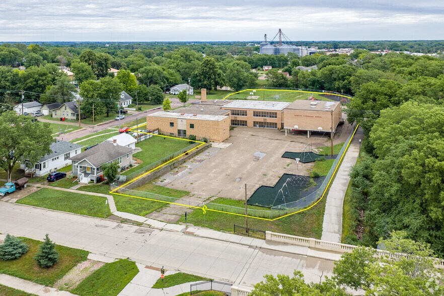 613 Mulberry St, Yankton, SD à vendre - Photo du bâtiment - Image 1 de 25