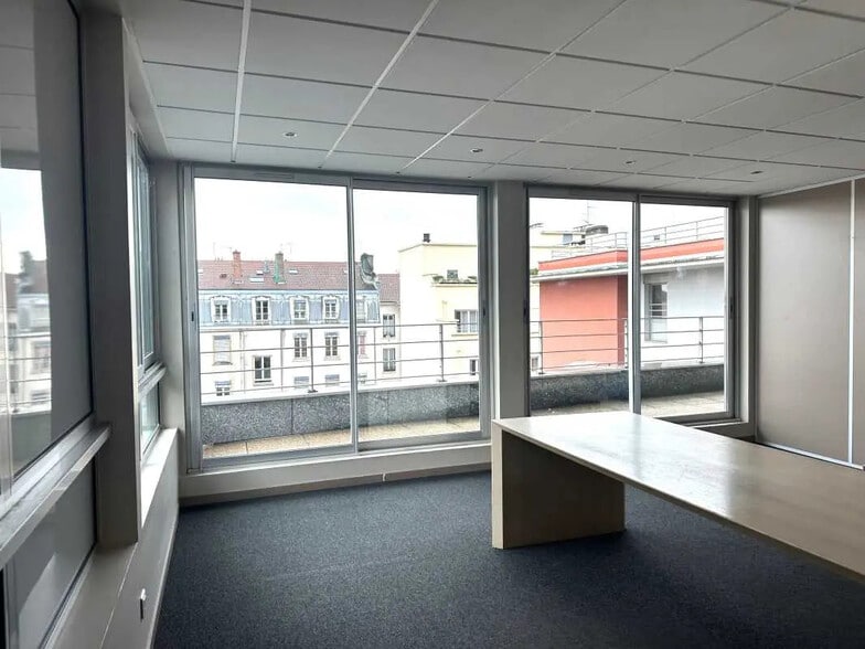 Office in Lyon for lease - Interior Photo - Image 1 of 11