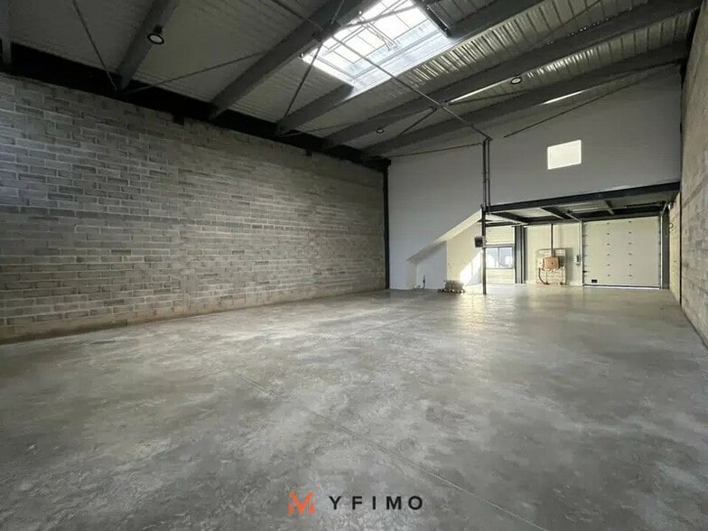 Flex in Les Mureaux for lease - Interior Photo - Image 3 of 5