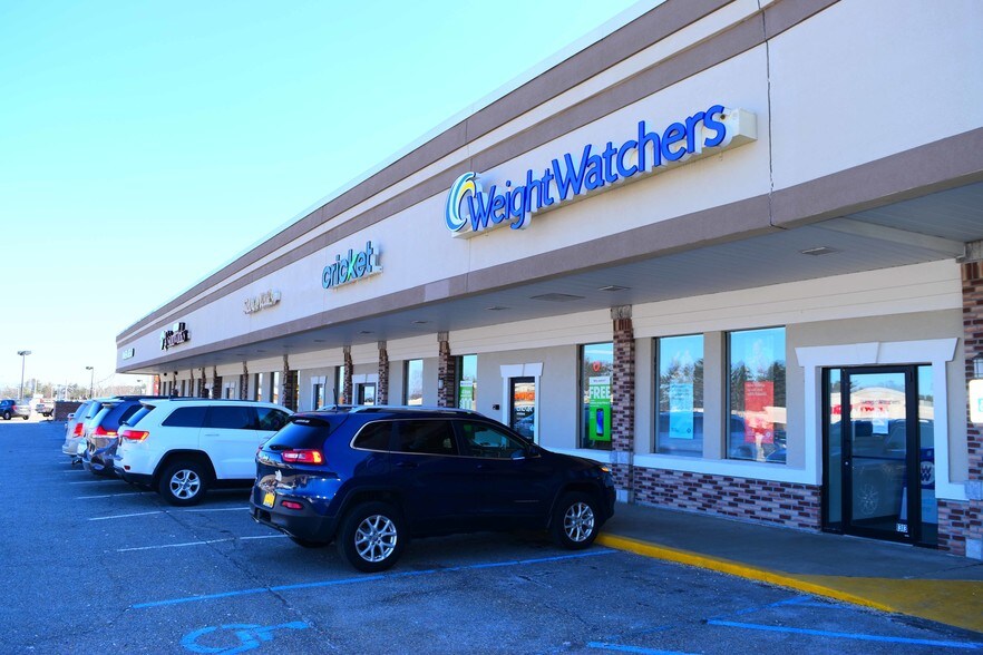 820 State Route 9, Queensbury, NY à louer - Photo du bâtiment - Image 3 de 11