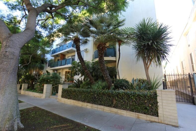 1203 N Kings Rd, West Hollywood, CA à vendre - Photo du bâtiment - Image 3 de 13