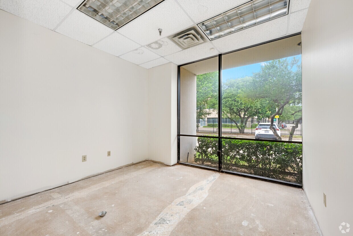 7920 Elmbrook Dr, Dallas, TX for lease Interior Photo- Image 1 of 2