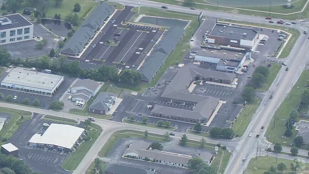7855 S Emerson Ave, Indianapolis, IN à louer - Vidéo aérienne - Image 2 de 12