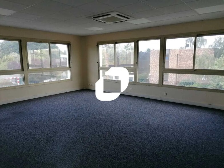 3 Rue De La Terre De Feu, Les Ulis for lease - Interior Photo - Image 2 of 8