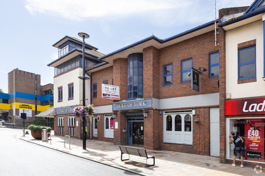 2 Pembroke Broa, Camberley à louer - Photo du bâtiment - Image 2 de 2