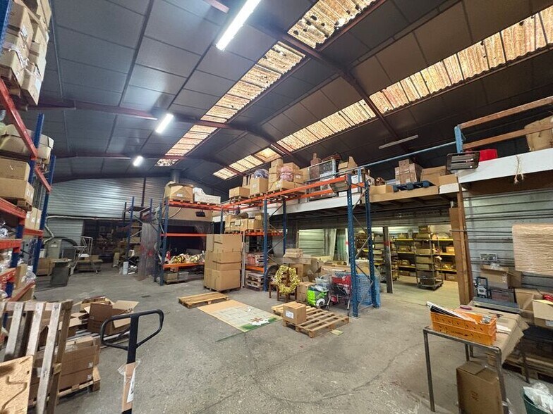 Local d'activités dans Varennes-Changy à vendre - Photo du bâtiment - Image 2 de 8
