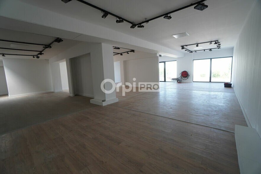 Retail in Quetigny for lease - Interior Photo - Image 3 of 6
