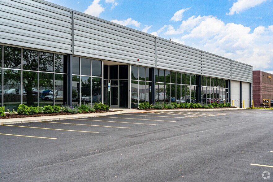 1000 Harvester Rd, West Chicago, IL for lease - Primary Photo - Image 1 of 4