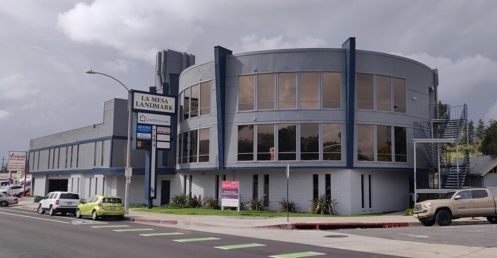 7484 University Ave, La Mesa, CA à louer - Photo du bâtiment - Image 1 de 4