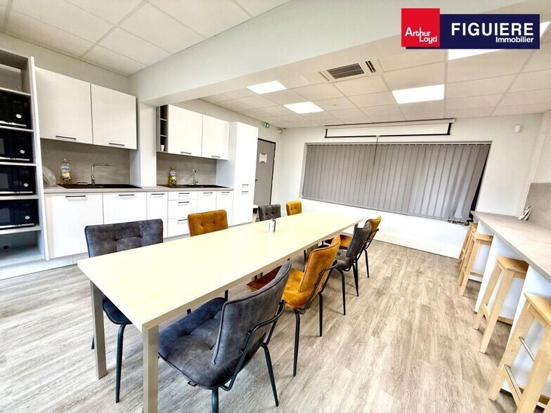 Office in Vitrolles for lease - Building Photo - Image 2 of 17