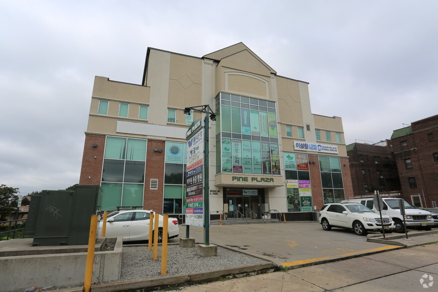 7 Broad Ave, Palisades Park, NJ for lease - Primary Photo - Image 1 of 6