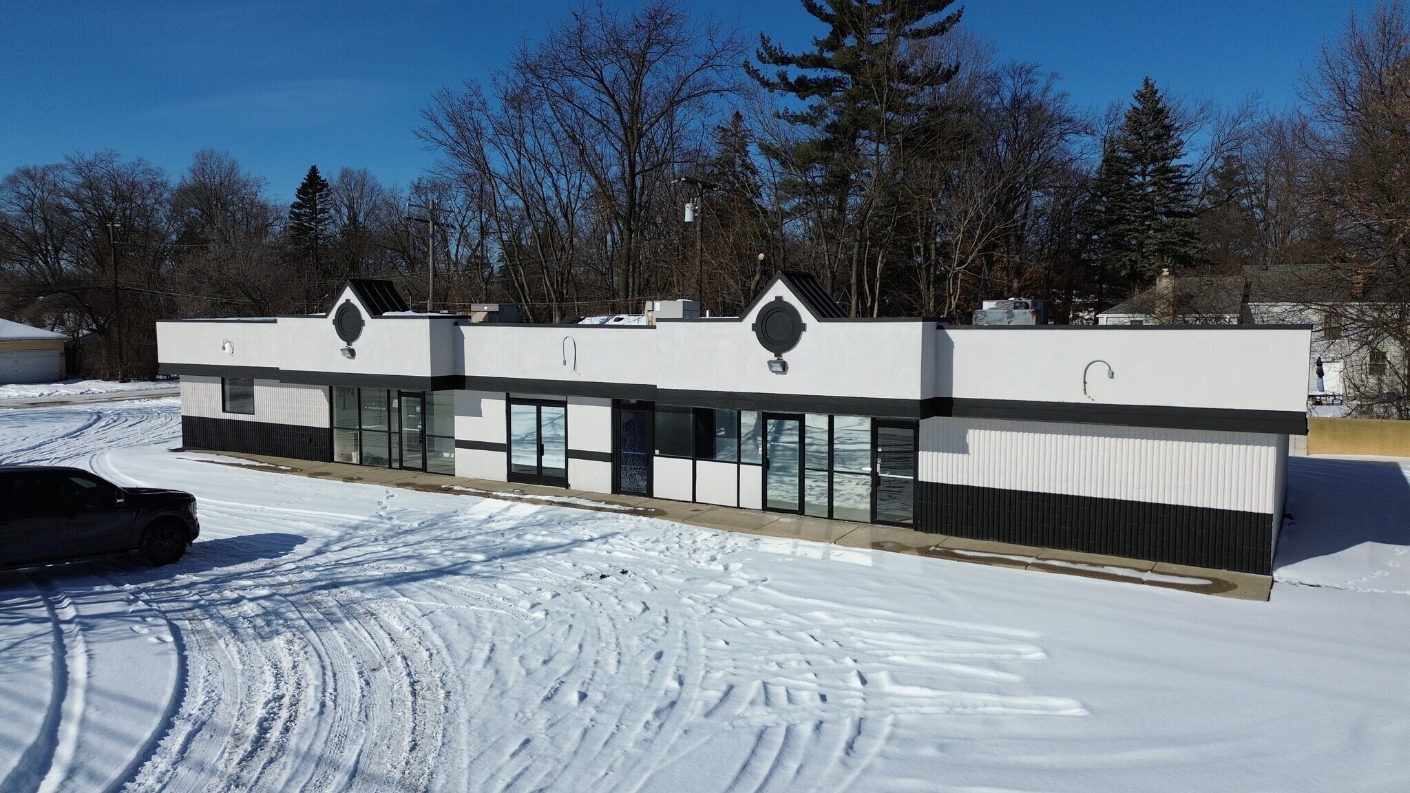 29010 W 8 Mile Rd, Farmington Hills, MI à vendre Photo du bâtiment- Image 1 de 4