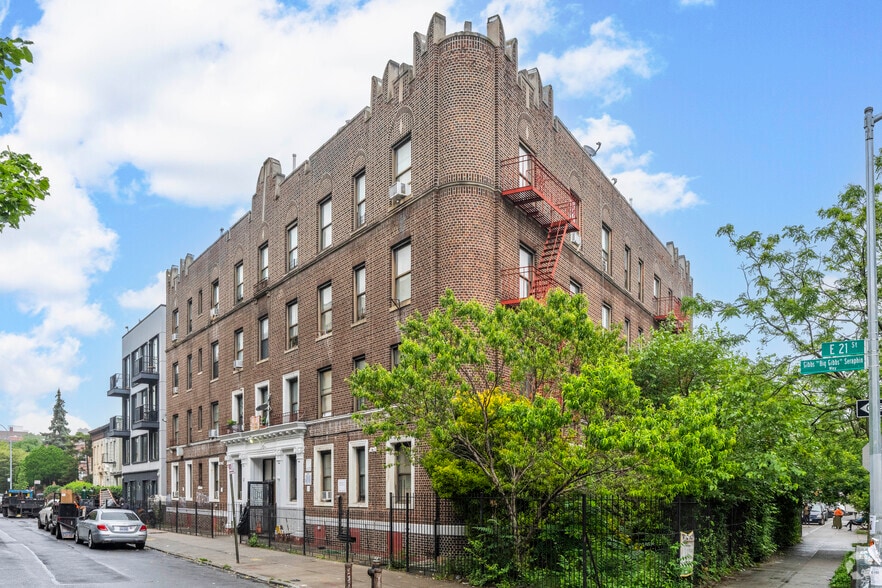 Flatbush 2 Building Portfolio portfolio of 2 properties for sale on LoopNet.ca - Primary Photo - Image 2 of 2