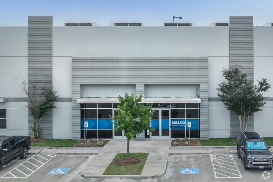 8846 N Sam Houston Pky W, Houston, TX à louer - Photo du bâtiment - Image 3 de 4