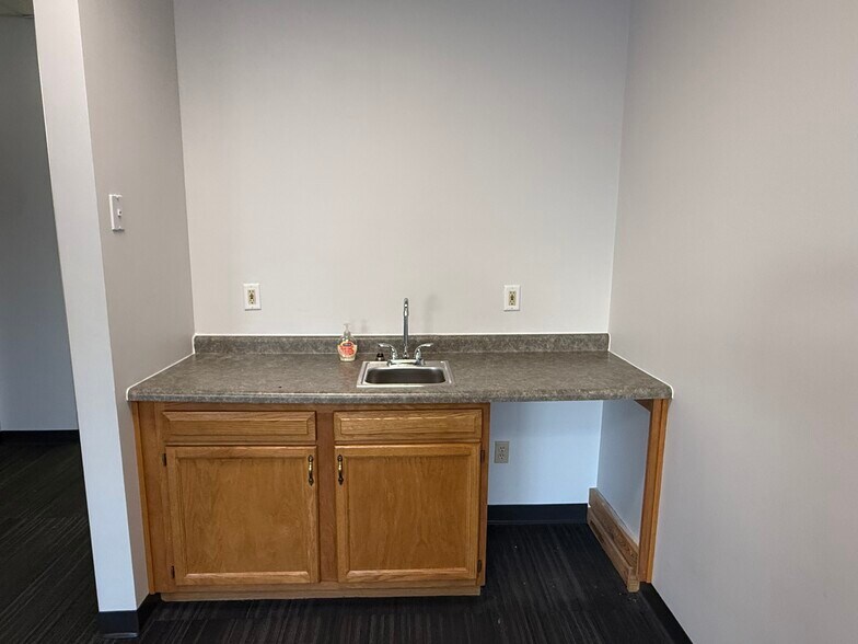 2037 Grand Ave, West Des Moines, IA à louer - Photo du bâtiment - Image 2 de 10
