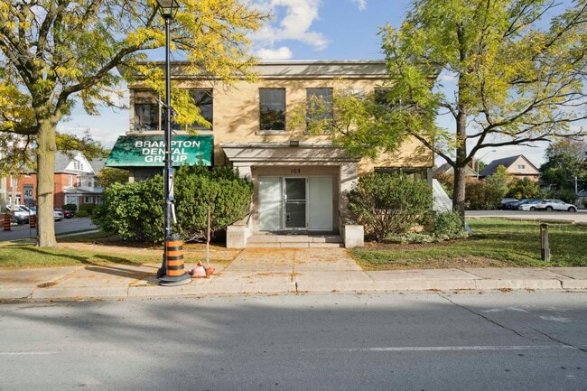 Plus de détails pour 103 Queen St W, Brampton, ON - Bureau à vendre