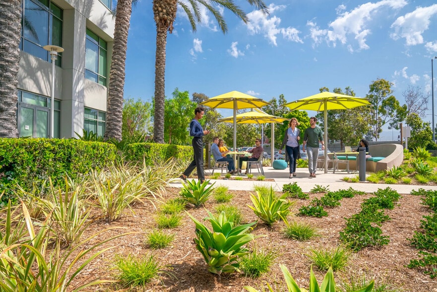 2875 Michelle Dr, Irvine, CA for lease - Building Photo - Image 3 of 4