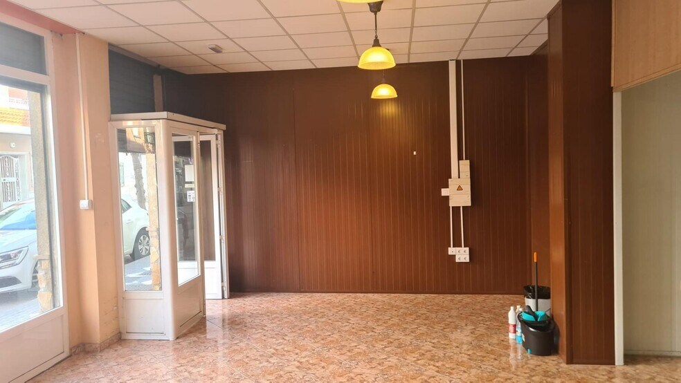 Retail in Maracena for lease - Interior Photo - Image 2 of 11