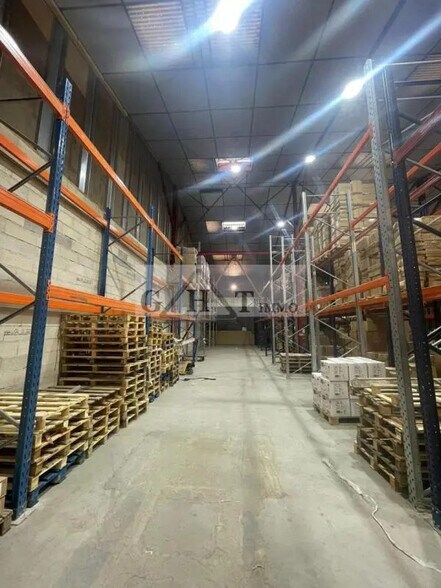 Industrial in Argenteuil for sale - Interior Photo - Image 2 of 11