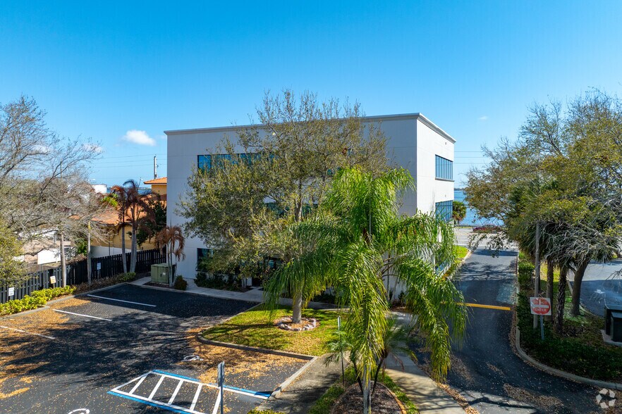 202 N Harbor City Blvd, Melbourne, FL à louer - Photo du bâtiment - Image 3 de 12